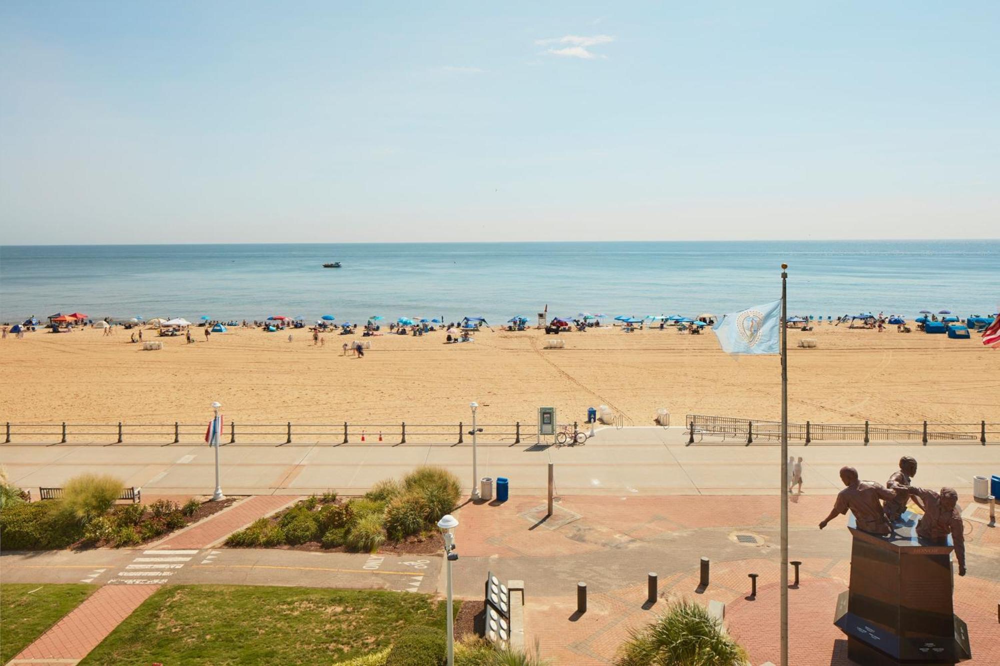 Sheraton Oceanfront Hotel Virginia Beach Exterior photo