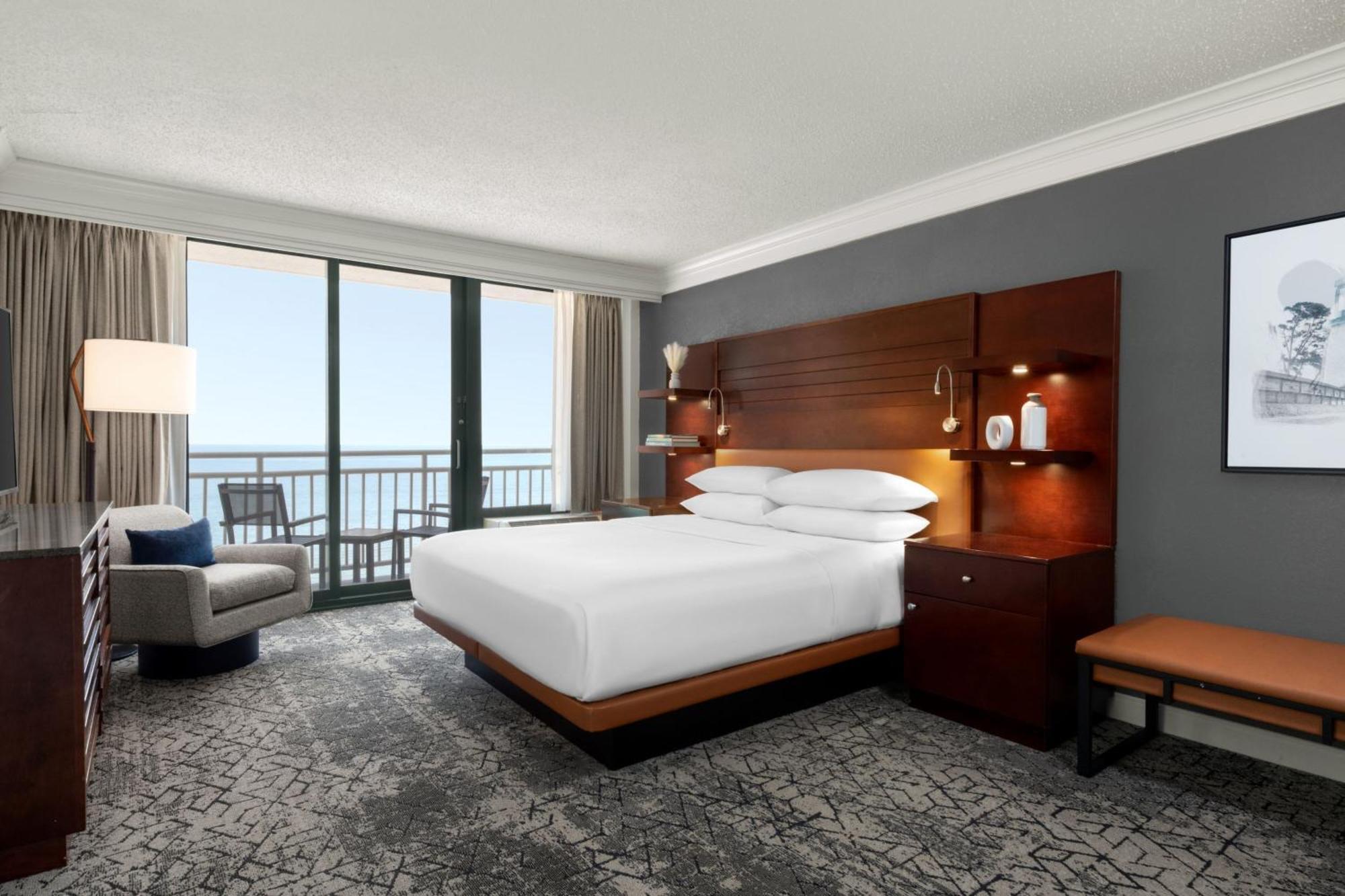 Sheraton Oceanfront Hotel Virginia Beach Exterior photo
