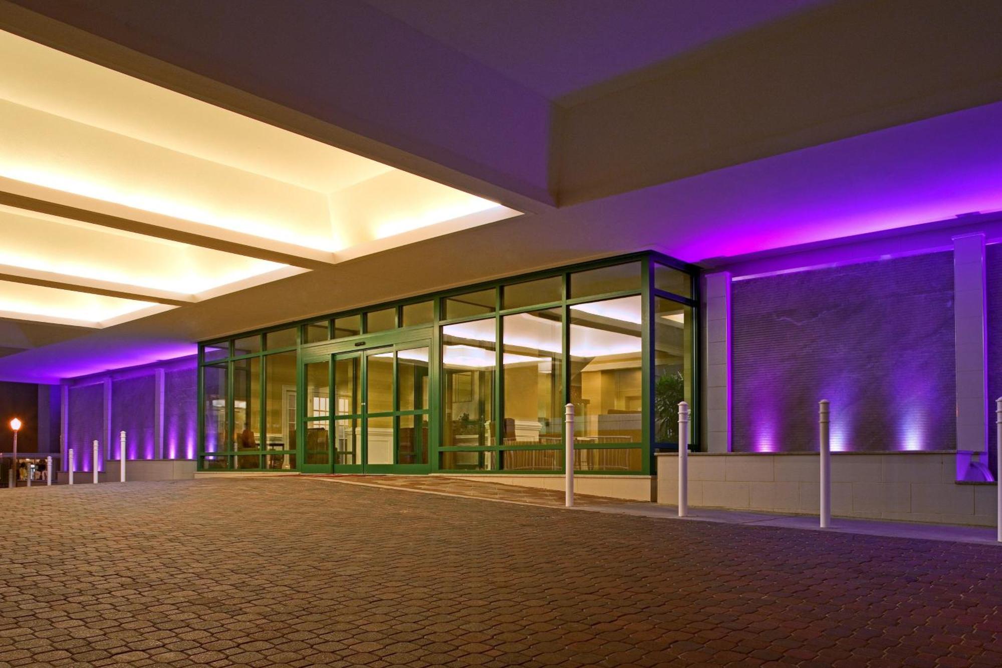 Sheraton Oceanfront Hotel Virginia Beach Exterior photo