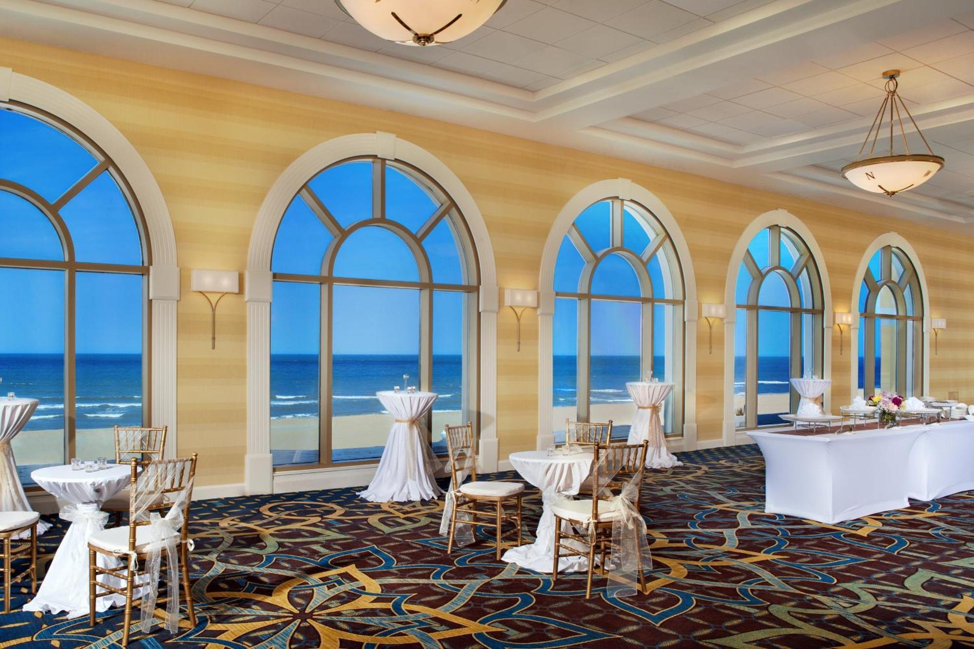 Sheraton Oceanfront Hotel Virginia Beach Exterior photo